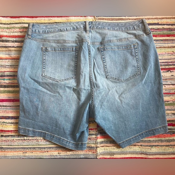 Women’s Torrid Jean Shorts ( 20 ) - Picture 3 of 4